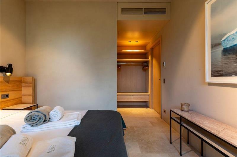 4 bedroom villa with infinity pool and sea views near Noto, Sicily, sleeps 8