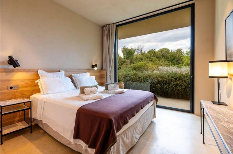 4 bedroom villa with infinity pool and sea views near Noto, Sicily, sleeps 8