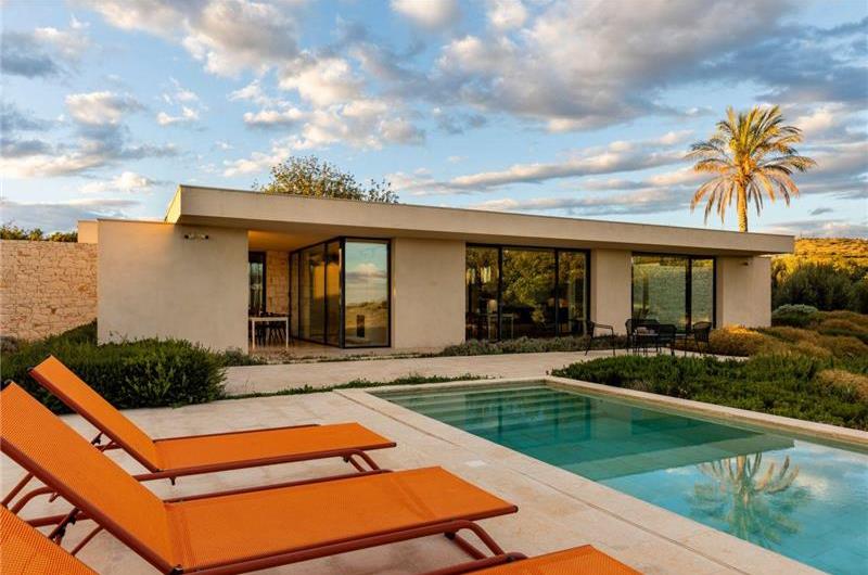 4 bedroom villa with infinity pool and sea views near Noto, Sicily, sleeps 8