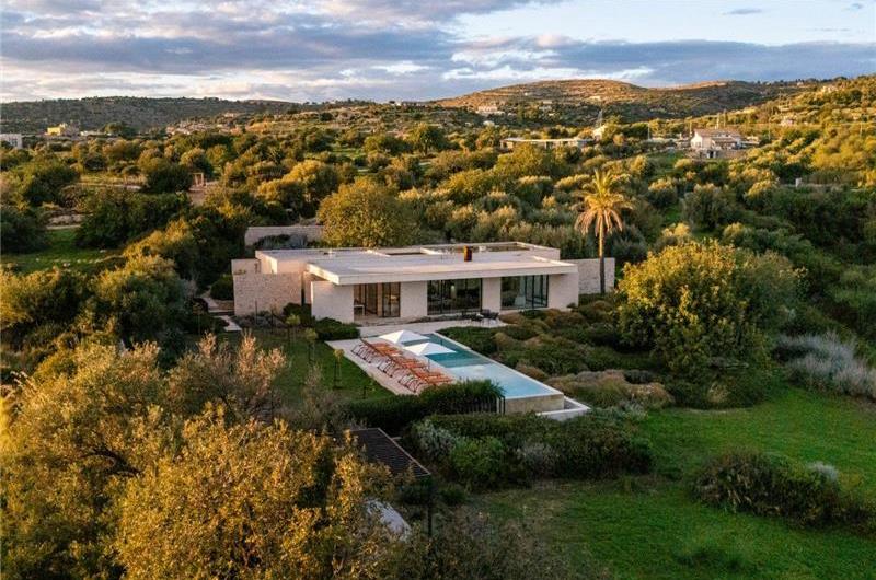 4 bedroom villa with infinity pool and sea views near Noto, Sicily, sleeps 8