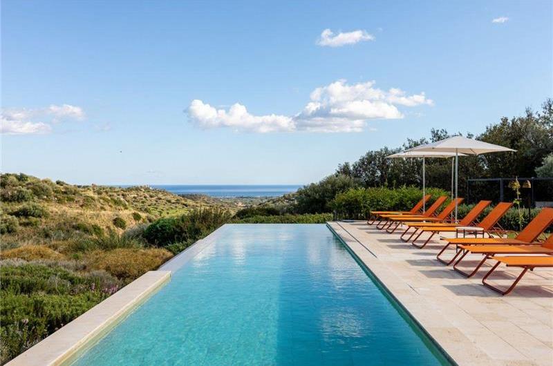 4 bedroom villa with infinity pool and sea views near Noto, Sicily, sleeps 8