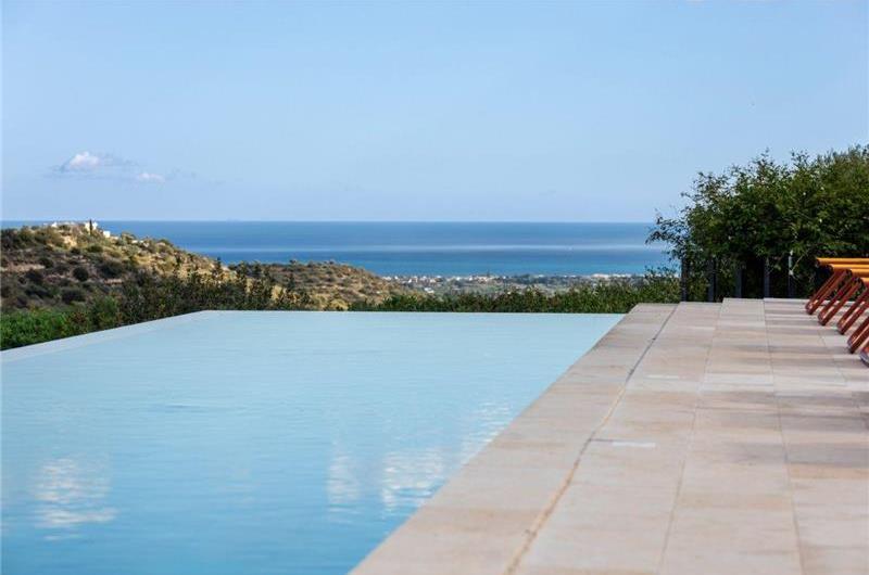4 bedroom villa with infinity pool and sea views near Noto, Sicily, sleeps 8