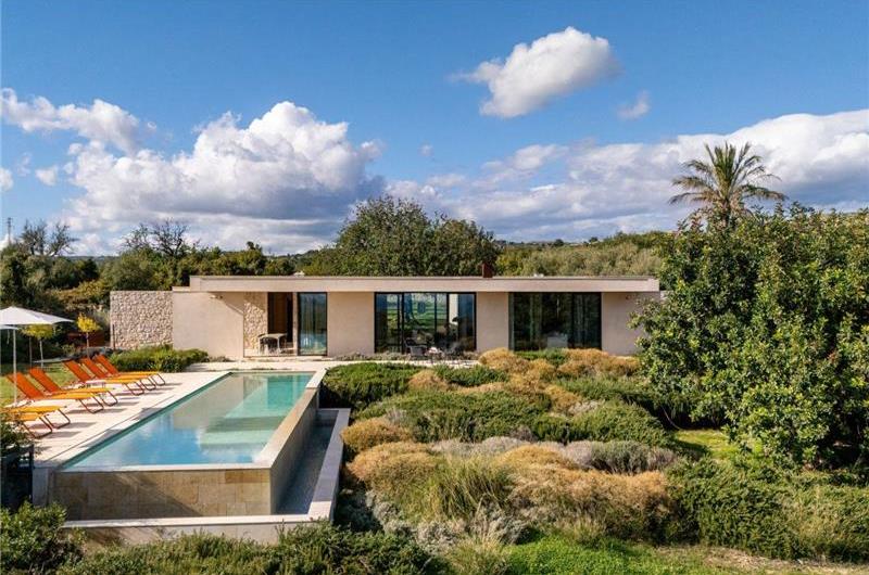 4 bedroom villa with infinity pool and sea views near Noto, Sicily, sleeps 8