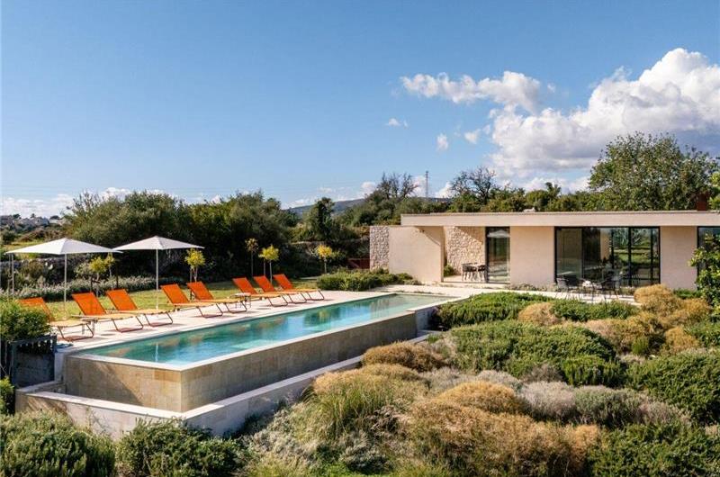 4 bedroom villa with infinity pool and sea views near Noto, Sicily, sleeps 8