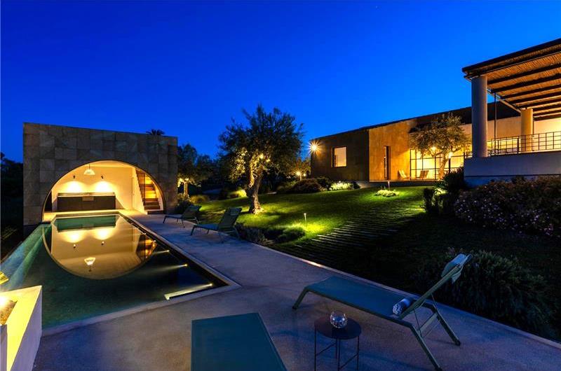 4 bedroom villa with pool near Noto, sleeps 8