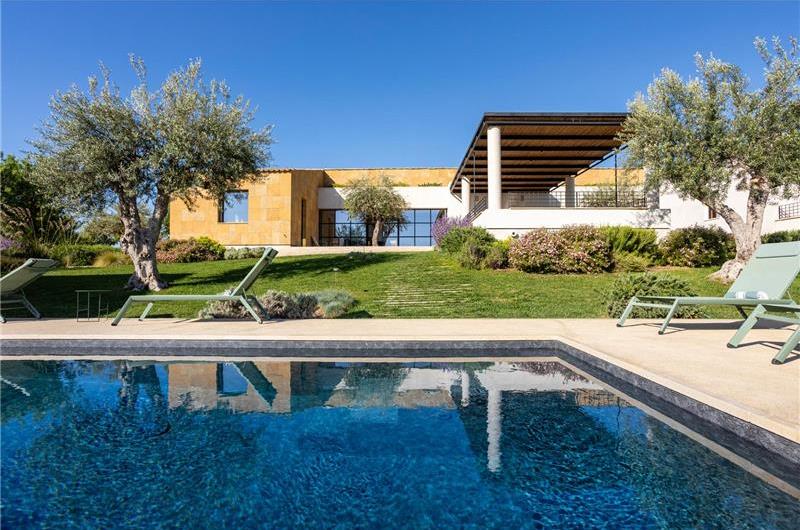 4 bedroom villa with pool near Noto, sleeps 8