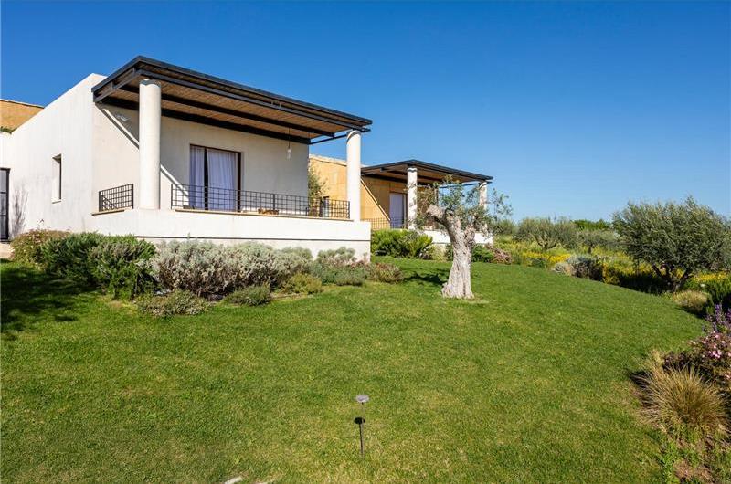 4 bedroom villa with pool near Noto, sleeps 8