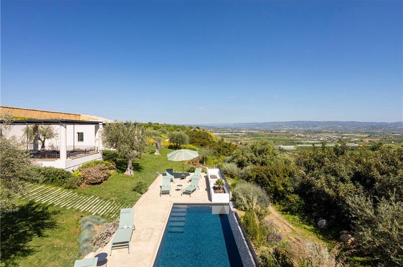 4 bedroom villa with pool near Noto, sleeps 8