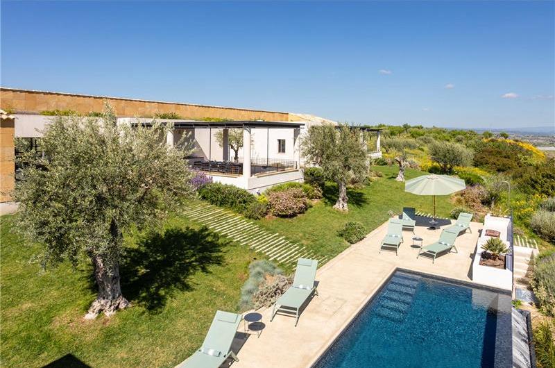 4 bedroom villa with pool near Noto, sleeps 8