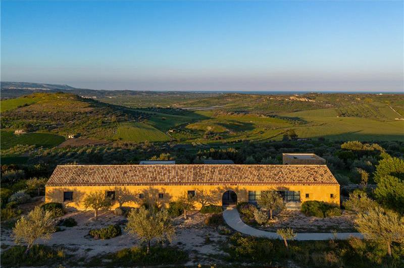 4 bedroom villa with pool near Noto, sleeps 8