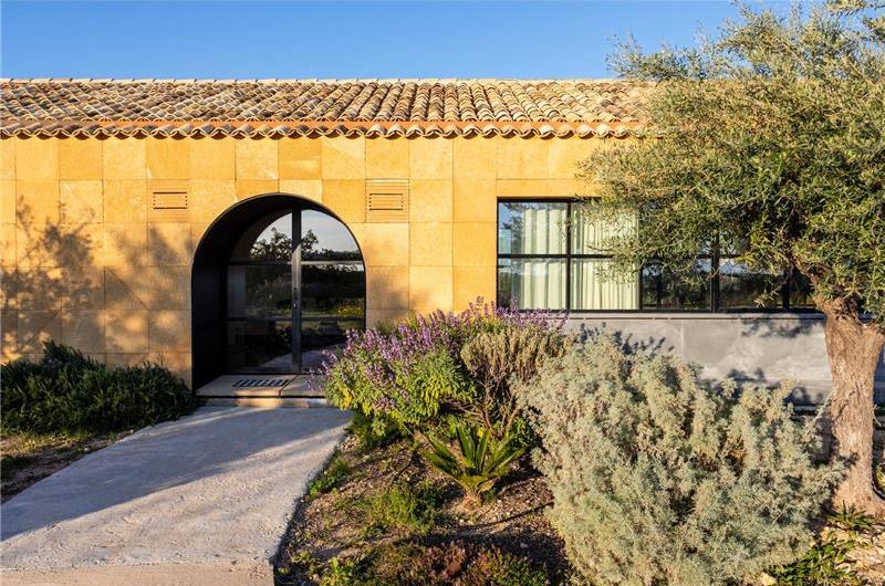 4 bedroom villa with pool near Noto, sleeps 8