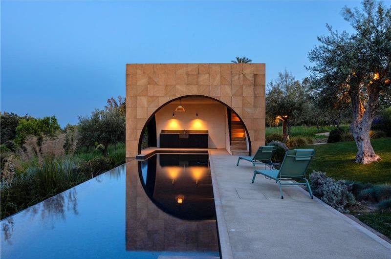 4 bedroom villa with pool near Noto, sleeps 8
