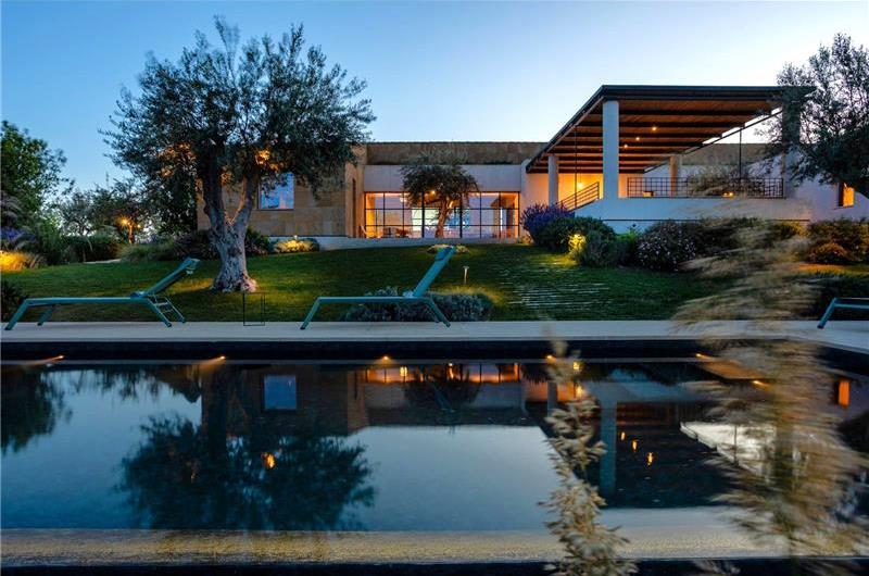 4 bedroom villa with pool near Noto, sleeps 8