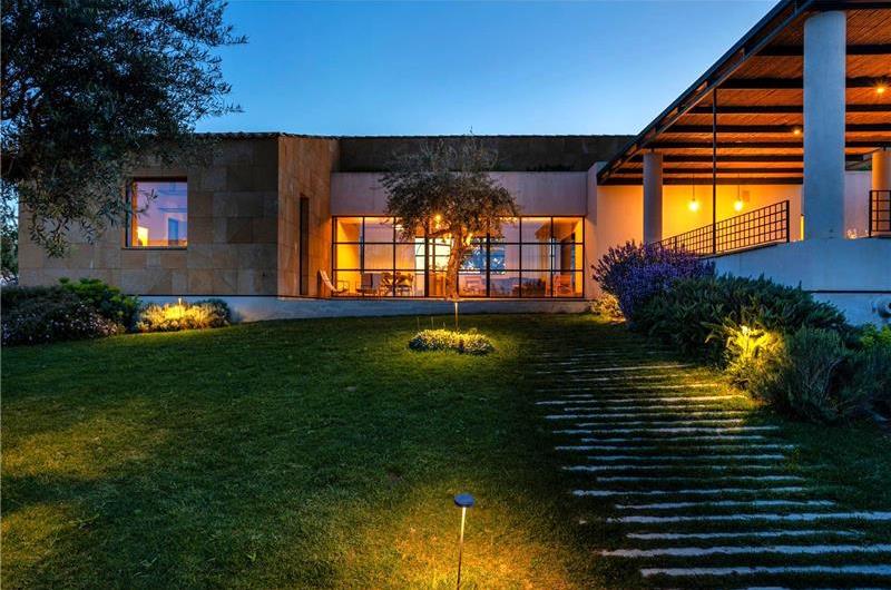 4 bedroom villa with pool near Noto, sleeps 8