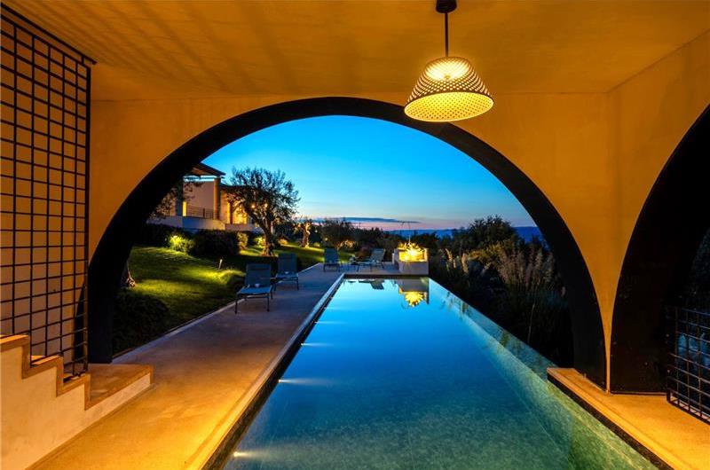 4 bedroom villa with pool near Noto, sleeps 8