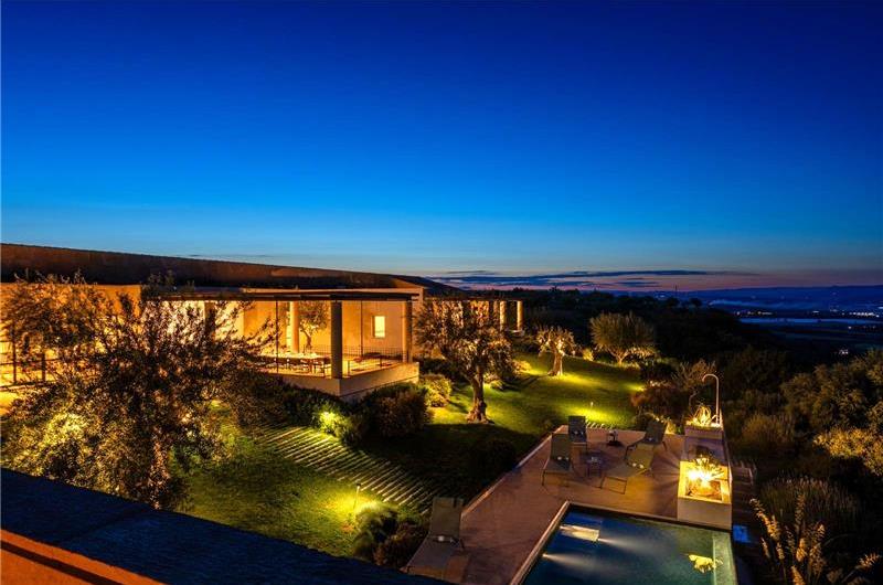 4 bedroom villa with pool near Noto, sleeps 8