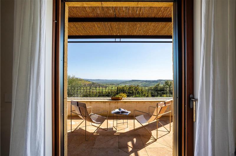 4 bedroom villa with pool near Noto, sleeps 8