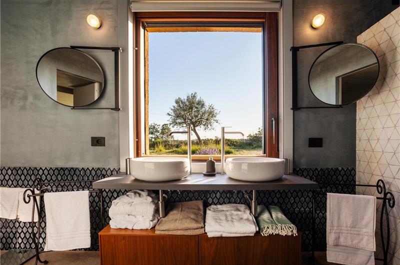 4 bedroom villa with pool near Noto, sleeps 8