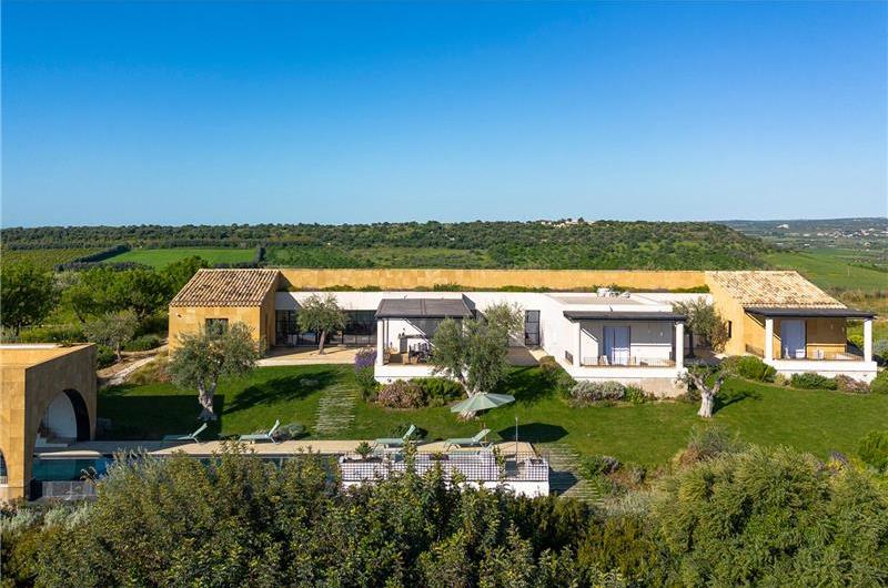 4 bedroom villa with pool near Noto, sleeps 8