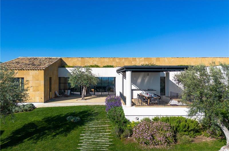 4 bedroom villa with pool near Noto, sleeps 8