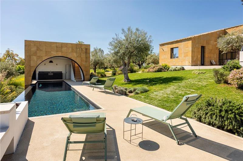 4 bedroom villa with pool near Noto, sleeps 8