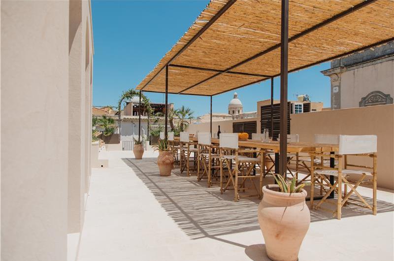 3 bedroom villa with heated pool in Noto, sleeps 6