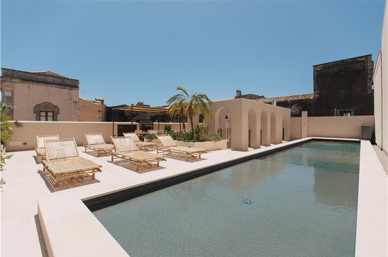 3 bedroom villa with heated pool in Noto, sleeps 6