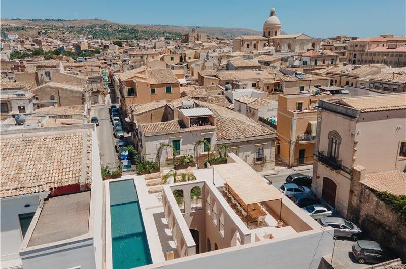 3 bedroom villa with heated pool in Noto, sleeps 6