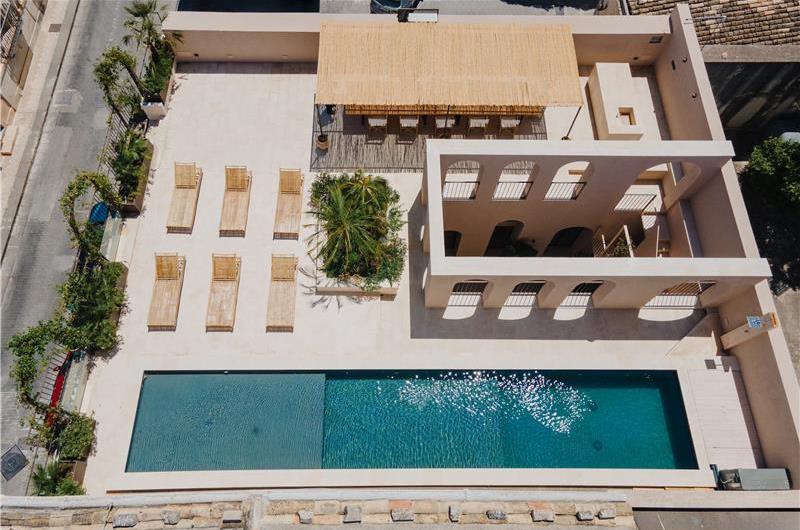 3 bedroom villa with heated pool in Noto, sleeps 6