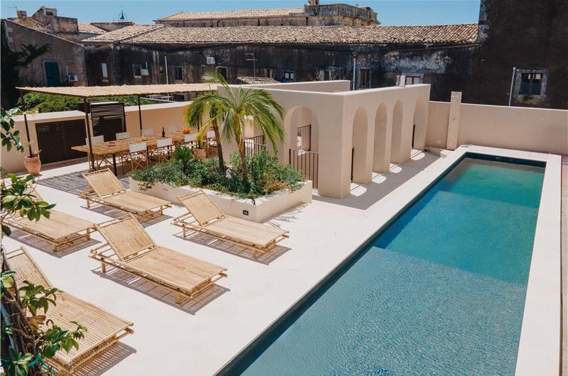 3 bedroom villa with heated pool in Noto, sleeps 6