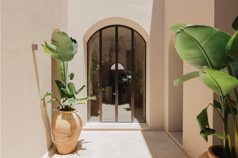 3 bedroom villa with heated pool in Noto, sleeps 6