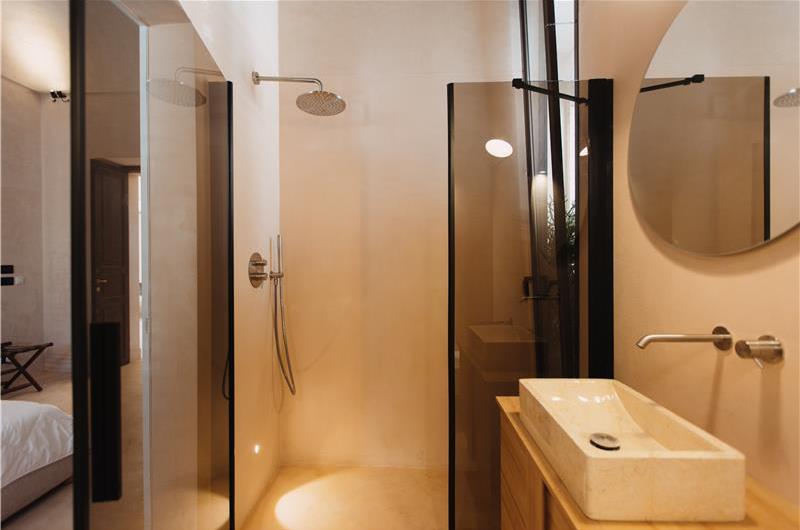 3 bedroom villa with heated pool in Noto, sleeps 6