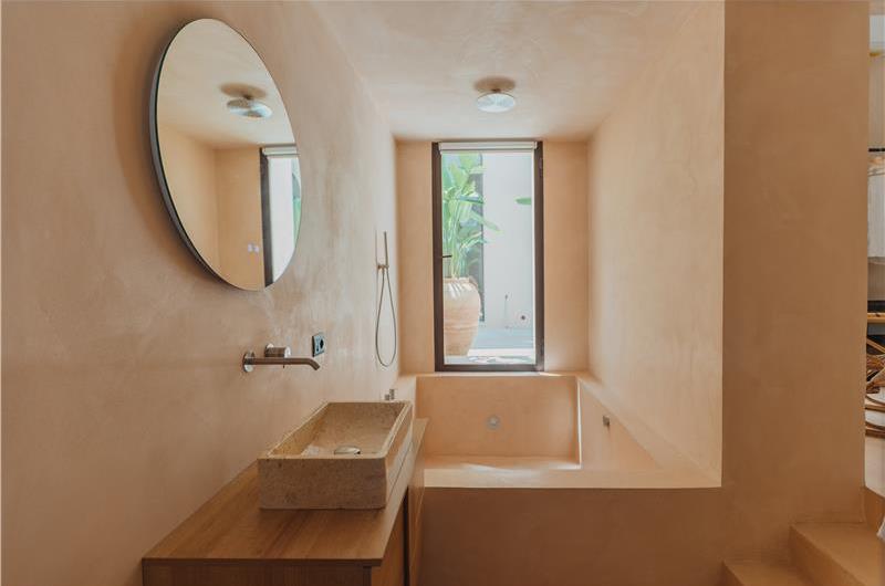 3 bedroom villa with heated pool in Noto, sleeps 6