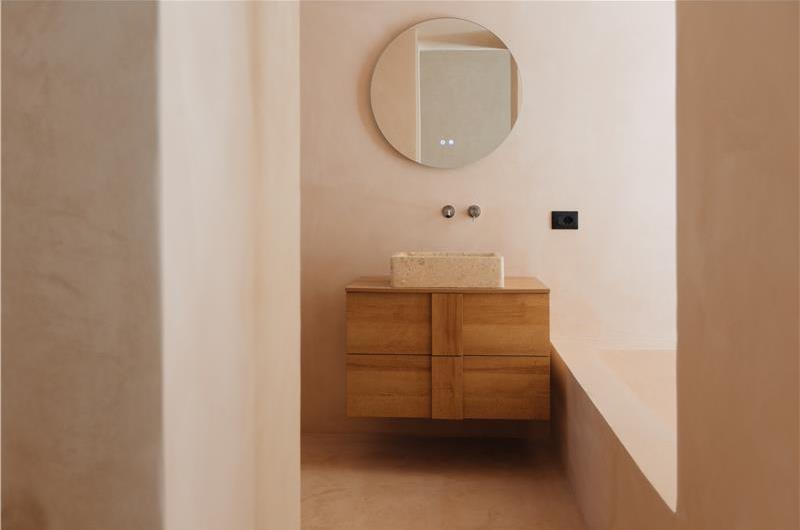3 bedroom villa with heated pool in Noto, sleeps 6