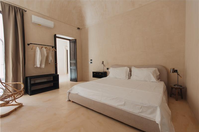 3 bedroom villa with heated pool in Noto, sleeps 6