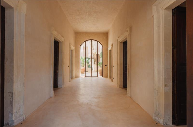 3 bedroom villa with heated pool in Noto, sleeps 6