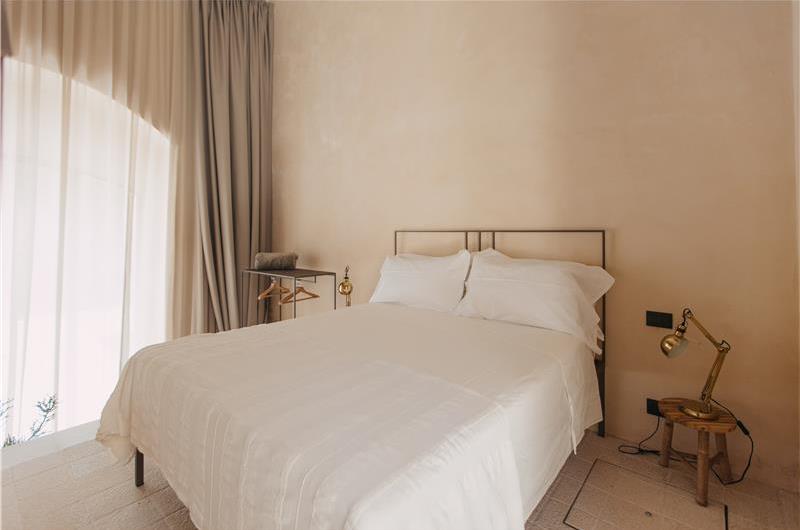 3 bedroom villa with heated pool in Noto, sleeps 6