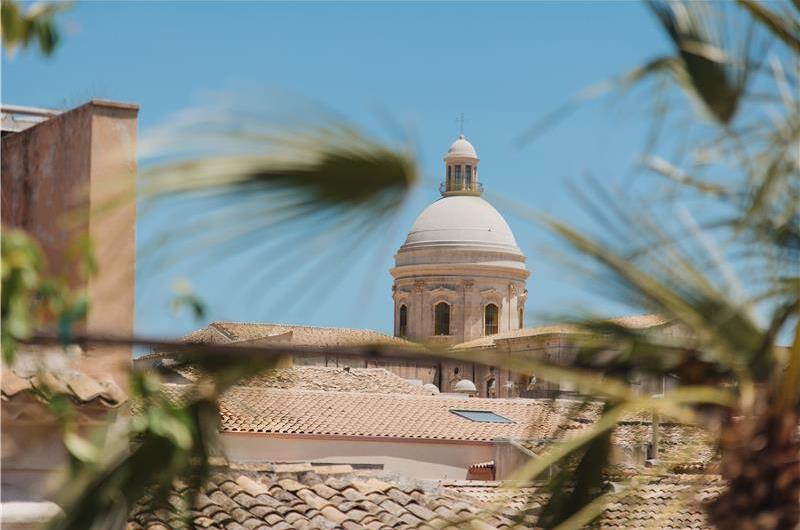3 bedroom villa with heated pool in Noto, sleeps 6