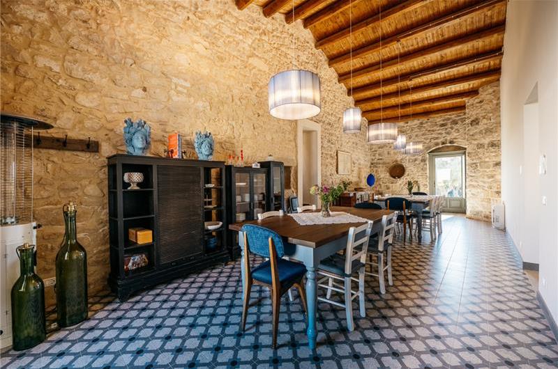  6 bedroom villa with heated pool in Modica, sleeps 18