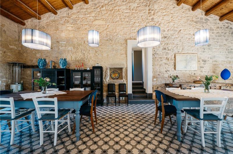  6 bedroom villa with heated pool in Modica, sleeps 18