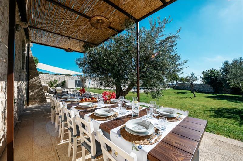  6 bedroom villa with heated pool in Modica, sleeps 18