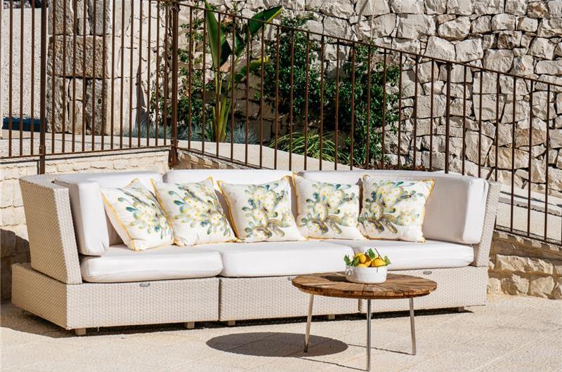 6 bedroom villa with heated pool in Modica, sleeps 18