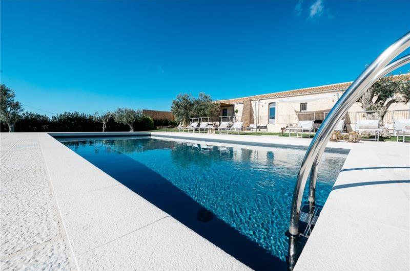  6 bedroom villa with heated pool in Modica, sleeps 18