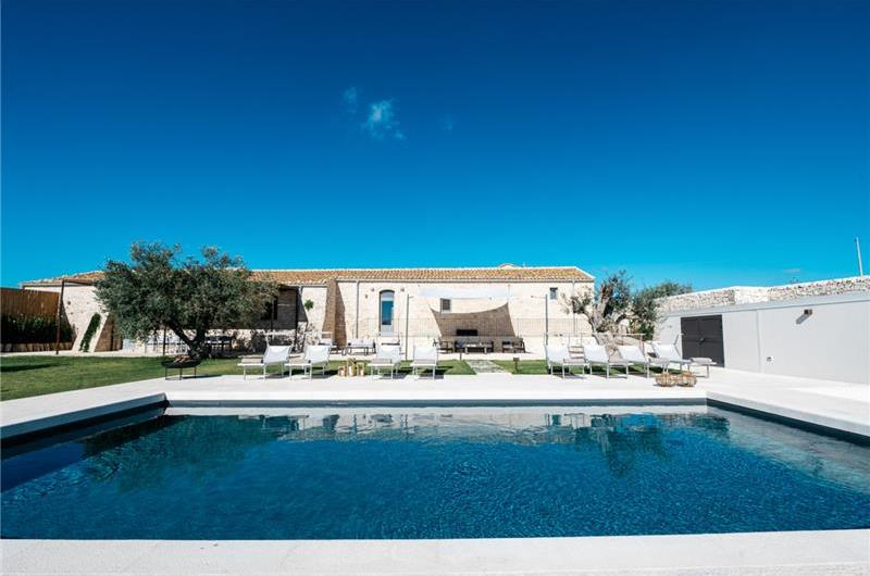  6 bedroom villa with heated pool in Modica, sleeps 18