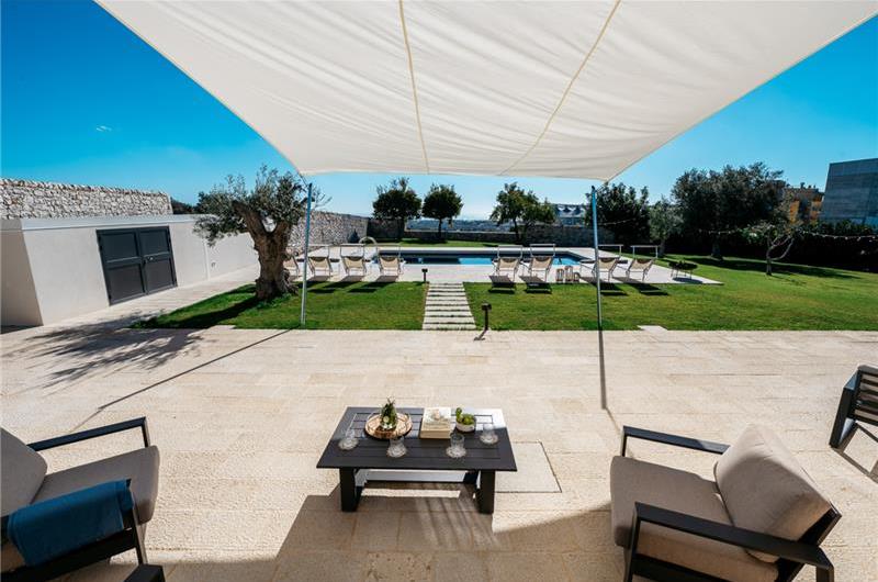  6 bedroom villa with heated pool in Modica, sleeps 18