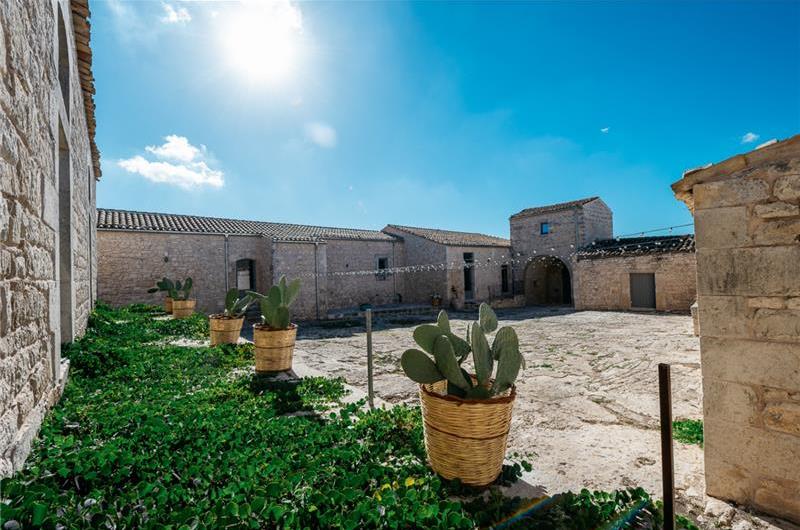  6 bedroom villa with heated pool in Modica, sleeps 18