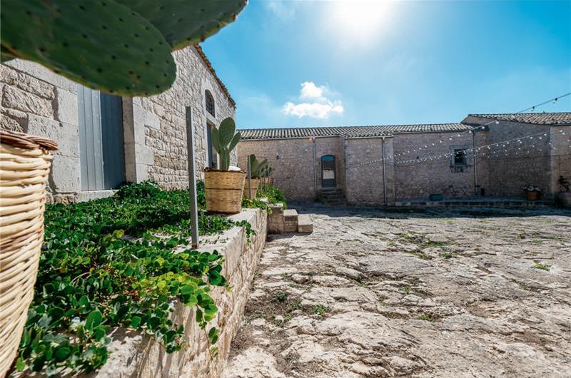  6 bedroom villa with heated pool in Modica, sleeps 18