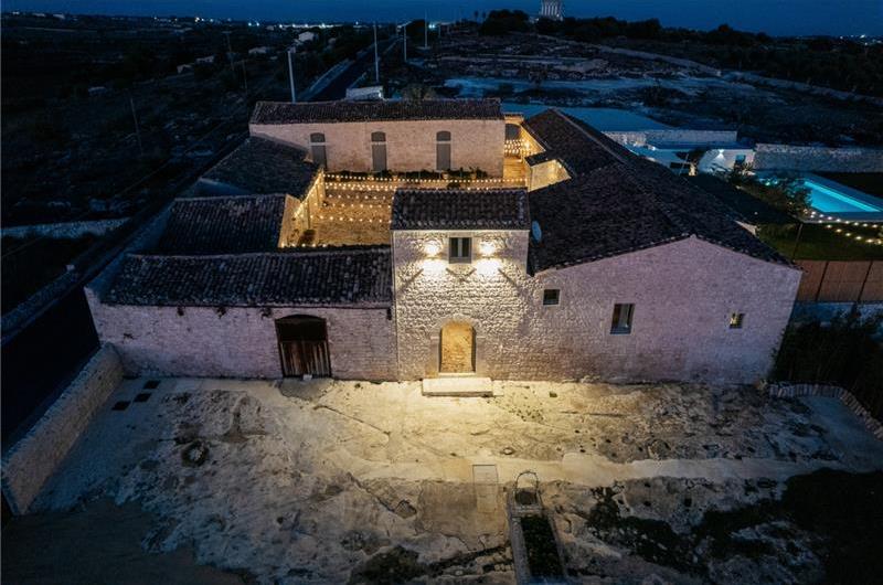  6 bedroom villa with heated pool in Modica, sleeps 18