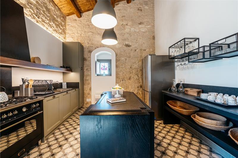 6 bedroom villa with heated pool in Modica, sleeps 18