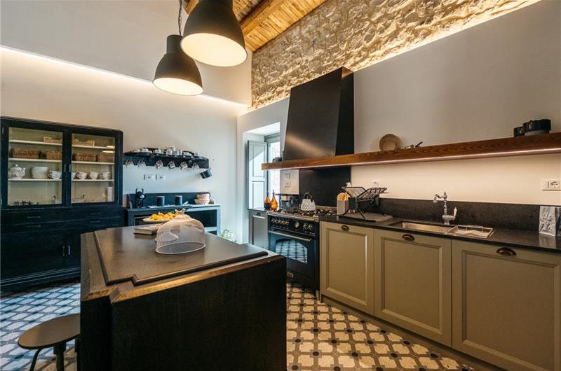  6 bedroom villa with heated pool in Modica, sleeps 18